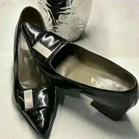 PRADA Black Leather Shoes with Point Toes and Chunky Heel - Picture 7 of 14